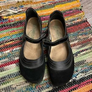 Gently used, worn a handful of times. New $190. Size 38.